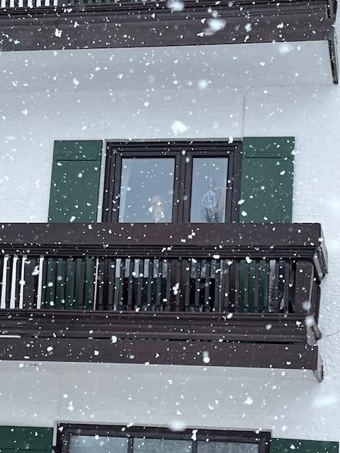Schnee-Blick auf den Balkon vom Wohnzimmer
