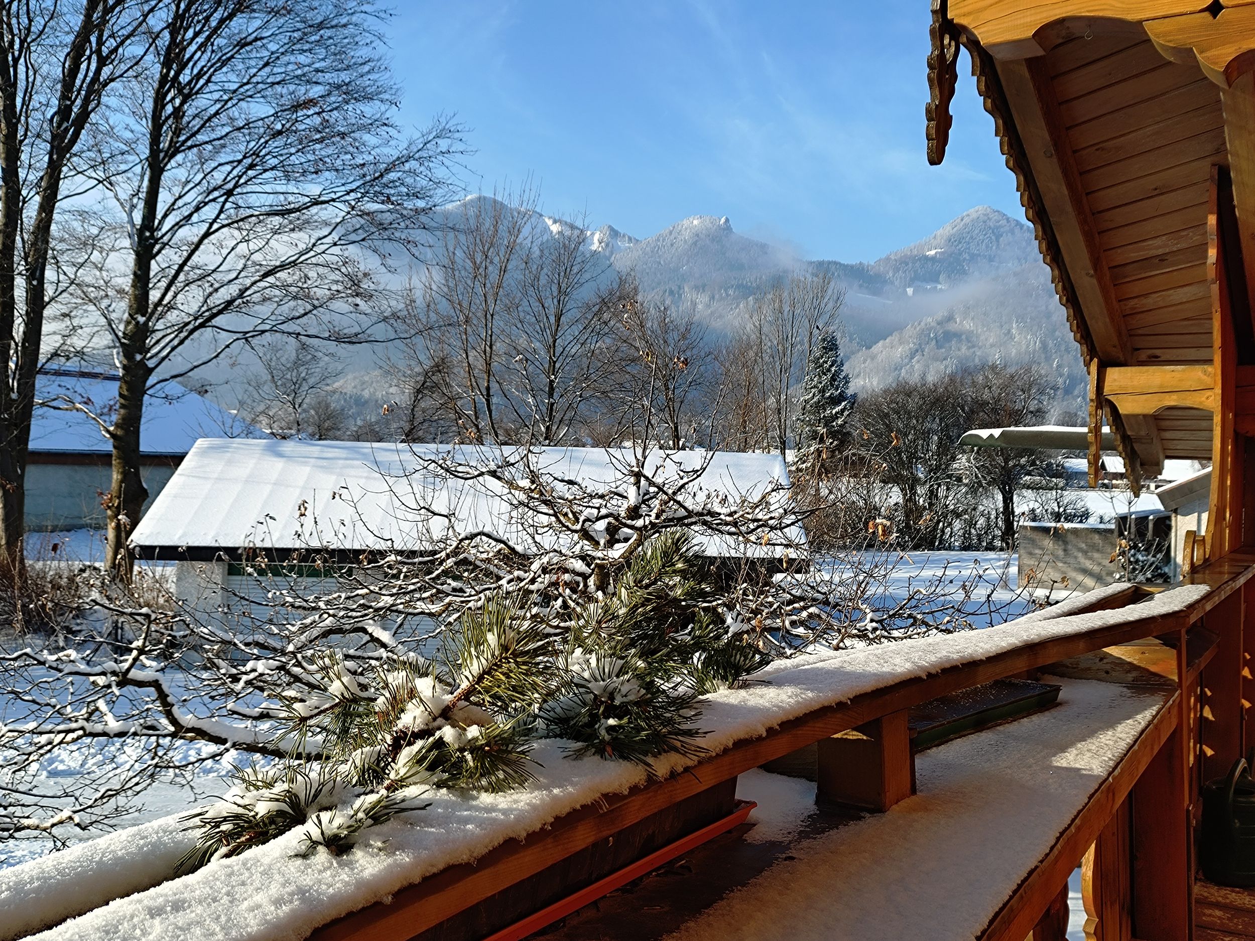 Balkonblich nach Süd-Westen zur Hochplatte 1.587 m (Sessellift fährt bis 1.100m, Berg-Gaststätte)