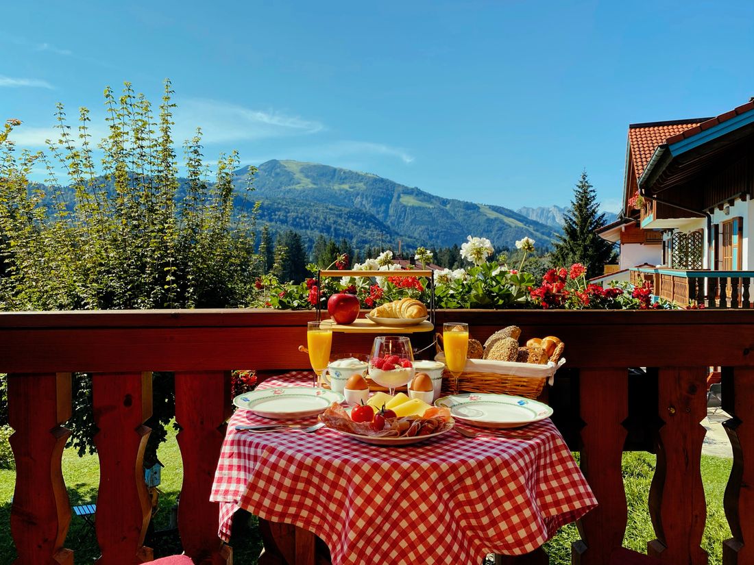 Ausblick vom Balkon auf den Unterberg und den wilden Kaiser