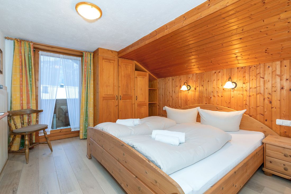 Erstes Schlafzimmer mit Balkonzugang