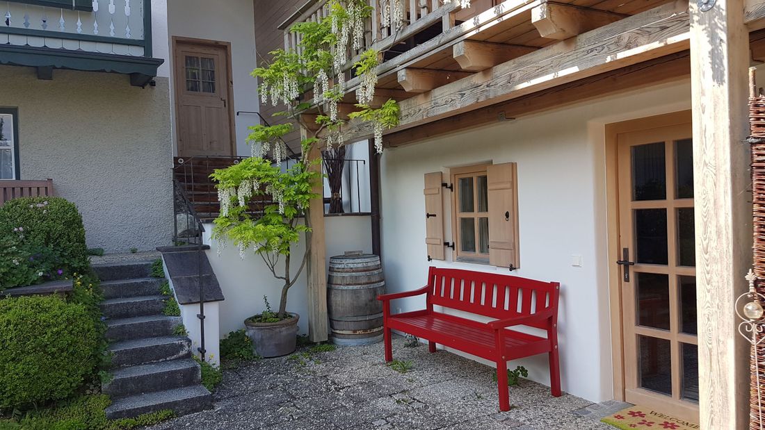 Terrasse mit Hausbank