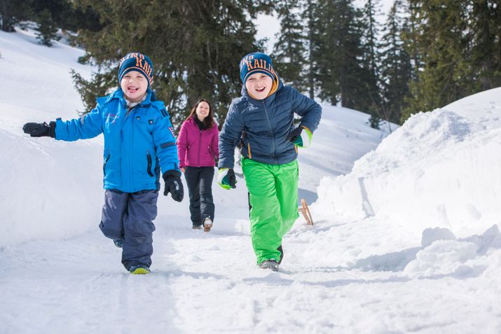 Familie wandert die Rodelbahn beim Predigtstuhl nach oben