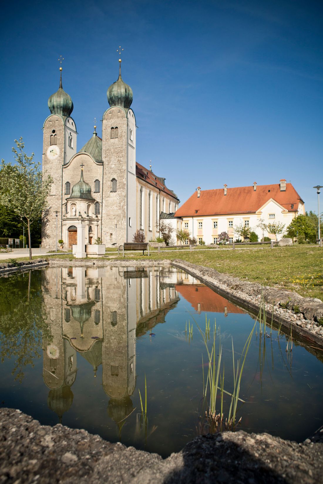 Innenhof der Stiftskirche St. Margareta Baumburg