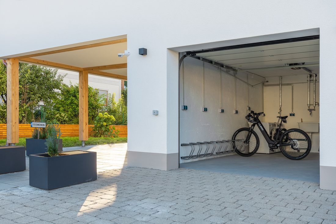 Radlgarage mit E-Bike Ladestelle (Trockner und Waschmaschine)