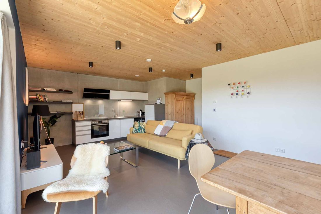 "Wohn- und Küchenbereich der nachhaltigen Ferienwohnung Lieblingseck in Gstadt am Chiemsee, Chiemgau."