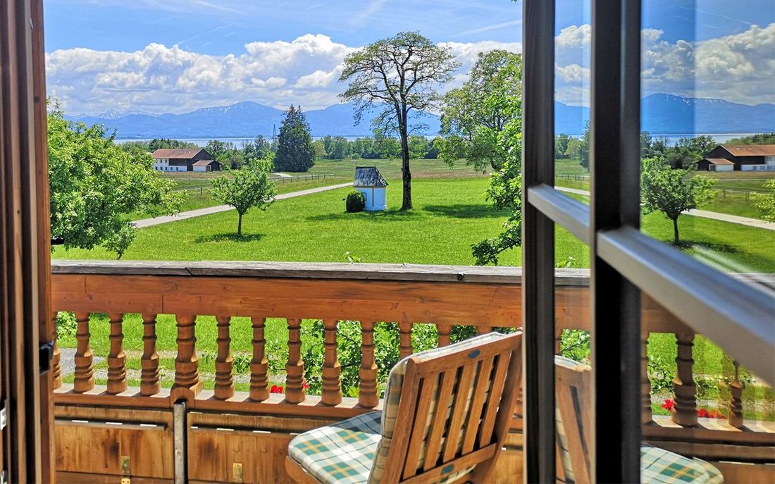 Balcony vacation apartment SPEZL with an unobstructed view of Lake Chiemsee and the Alps