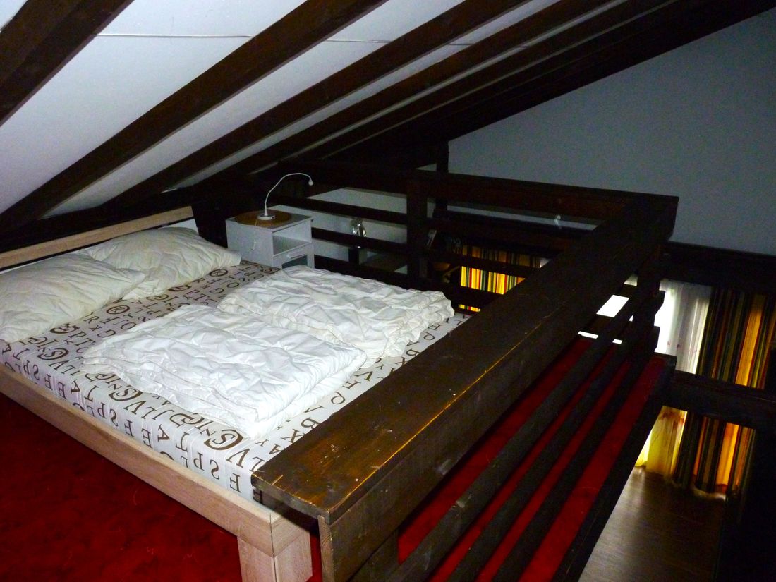 Doppelbett auf der Empore