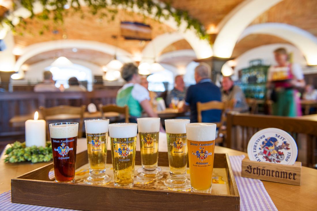 verschiedene-biere-im-braeustueberl