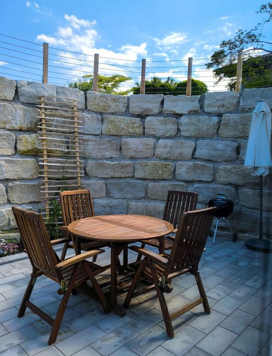 Terrasse mit Sitzgelegenheit