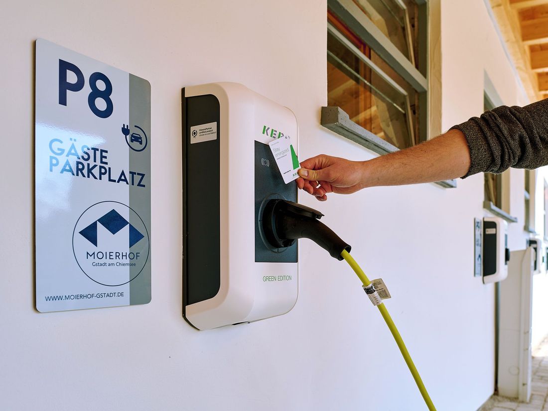 PKW-Carportstellplatz mit eigener E-Ladestation