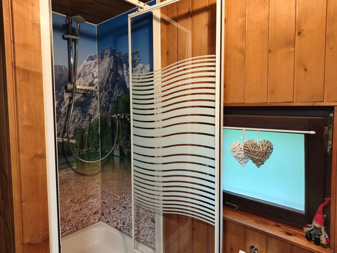 Badezimmer mit Dusche