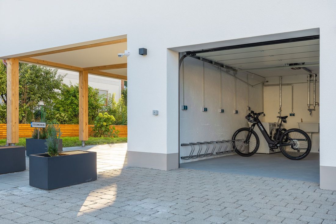 Radlgarage mit E-Bike Ladestelle (Trockner und Waschmaschine)