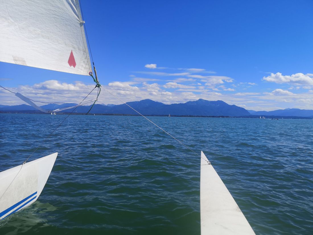 Segeln am Chiemsee, in Seebruck gibt's auch eine tolle Segelschule wenn Du damit starten möchtest