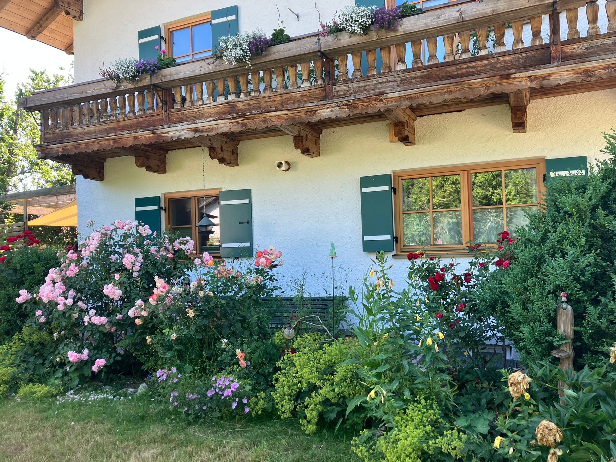 Haus mit blühendem Garten