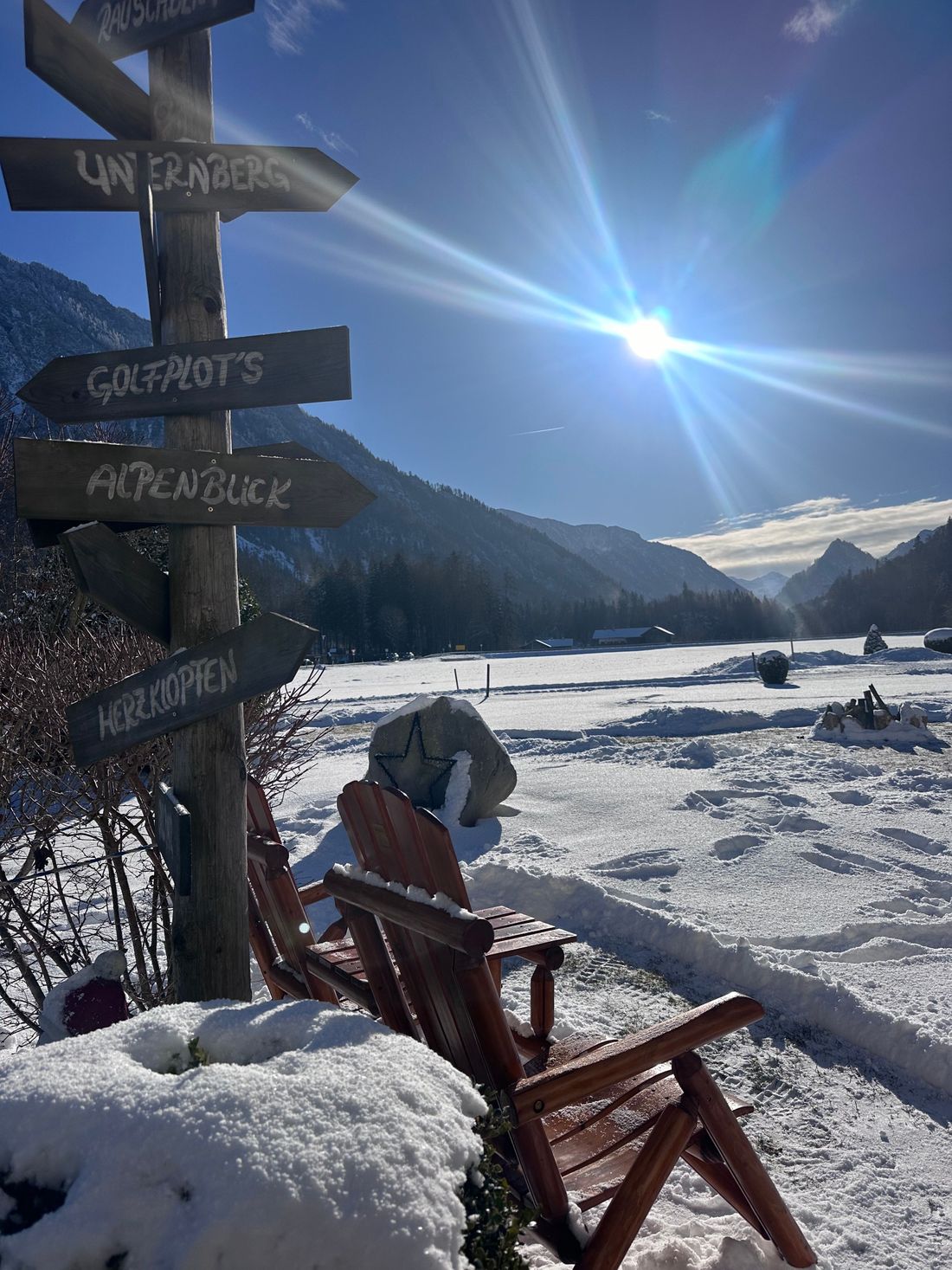 Wegweiser im Winter