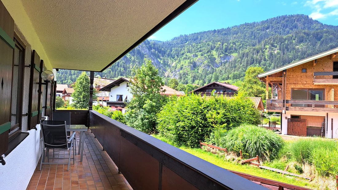 Großer, überdachter Balkon