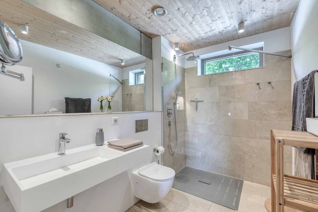 Modernes Bad mit Regendusche der 5-Sterne-Ferienwohnung Lieblingseck am Chiemsee.