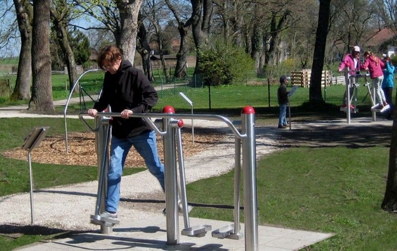 Trimmgeräte am Kneippbecken
