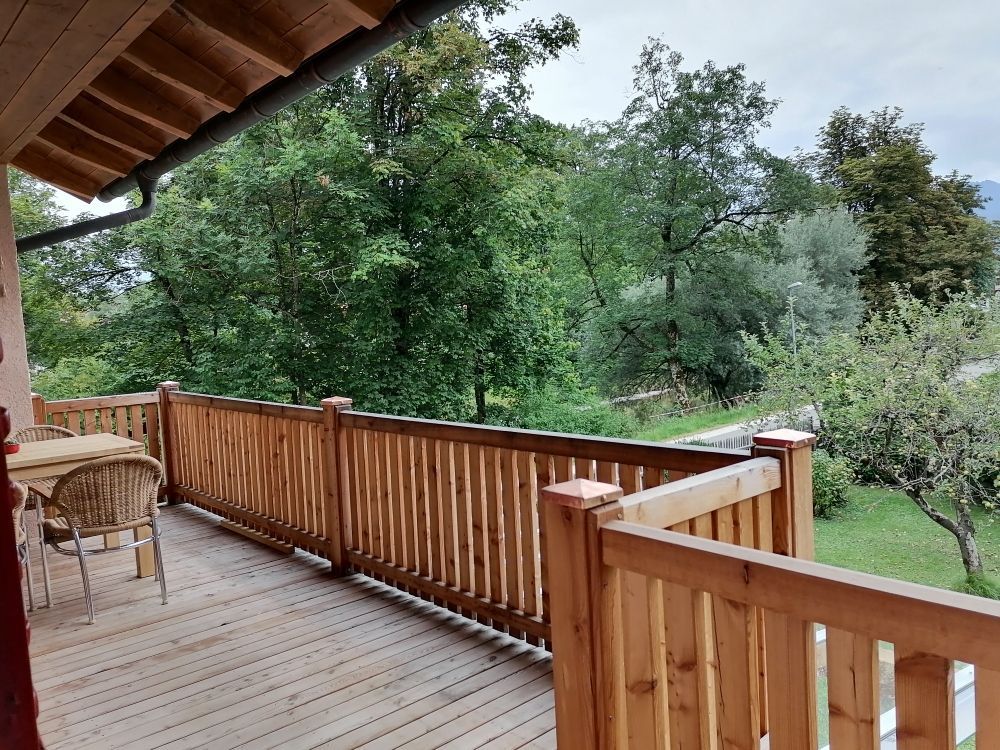 gemütlicher Balkon auf der Südseite mit Fluss-, Berg-, Maibaum- und Gartenblick