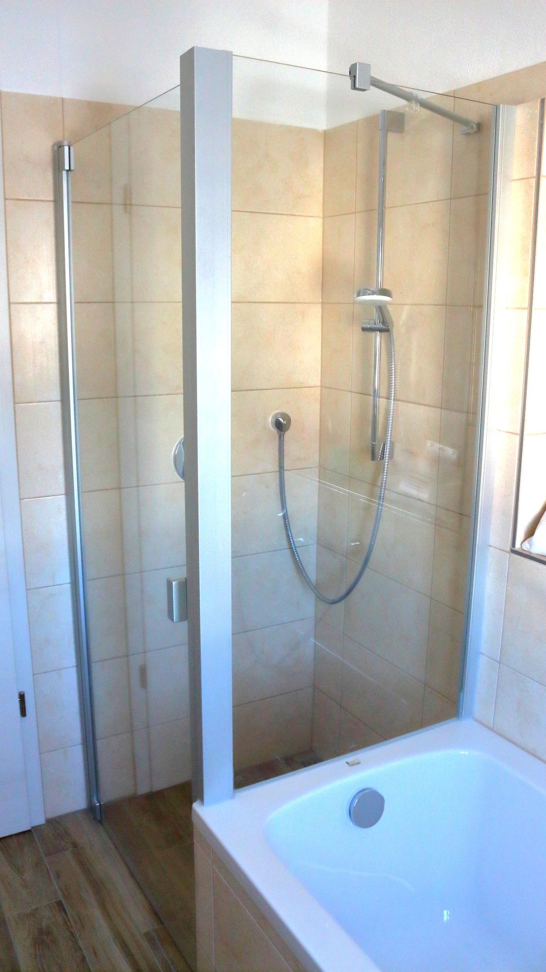 Bad (Dusche und Badewanne)