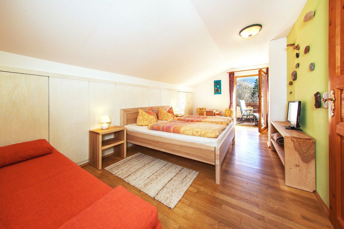 Loferau 4 - Schlafzimmer mit Balkonzugang