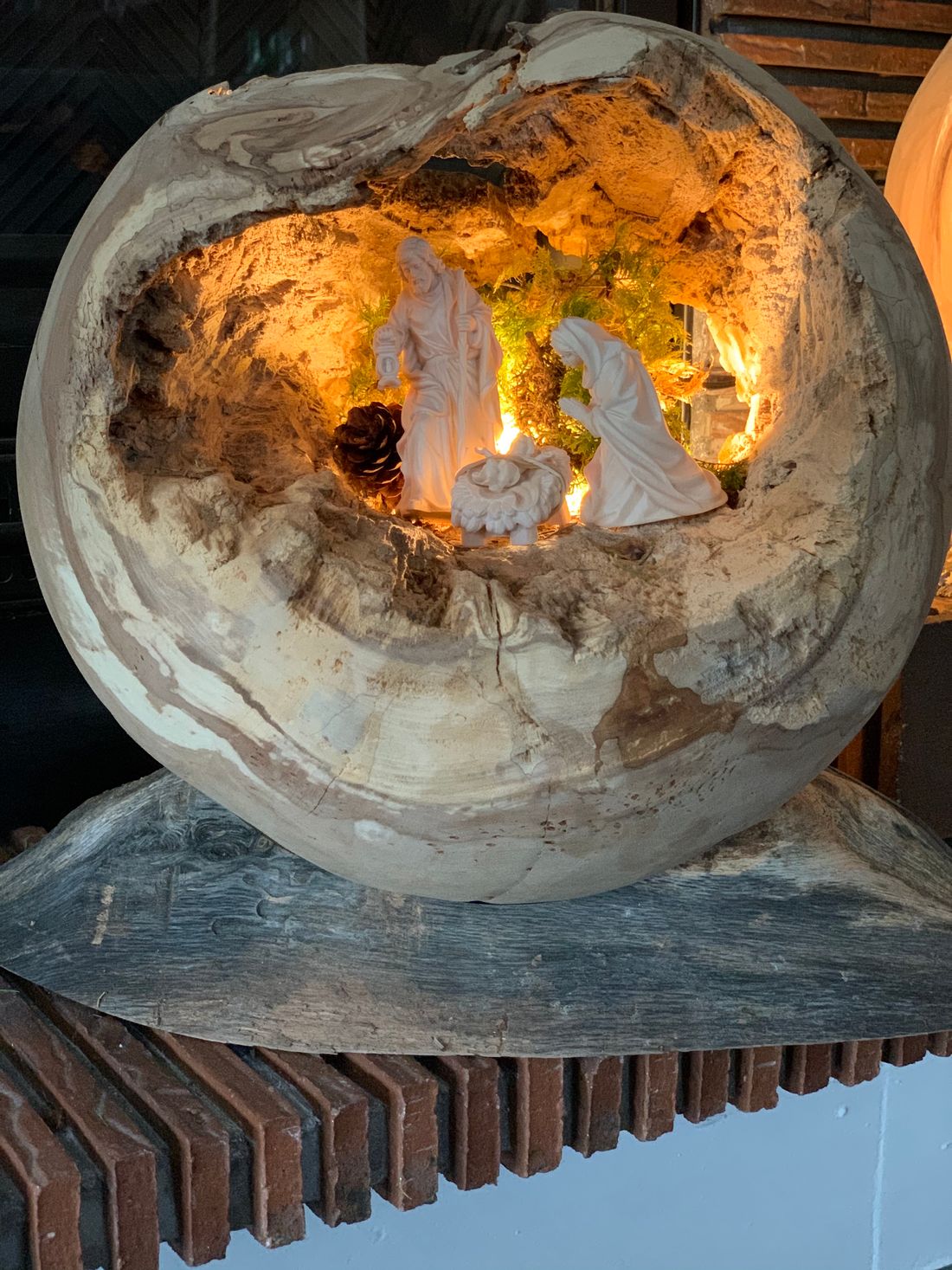 Holzkugel mit Krippenfigur