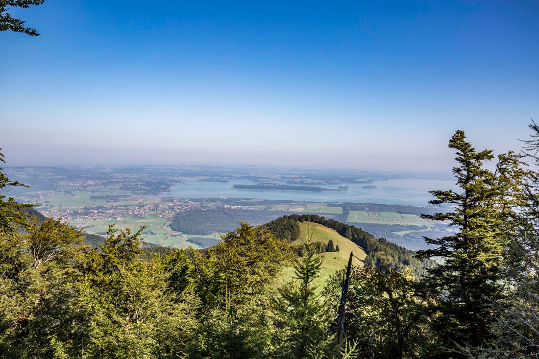 hochplatte-mit-blick-auf-den-chiemsee