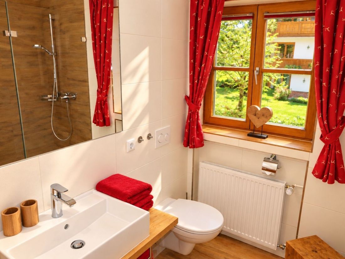 Wohnbeispiel: moderne BÄDER mit Dusche, kuscheligen Hand- & Duschtüchern sowie Föhn im "Gästehaus Schönfeld"...