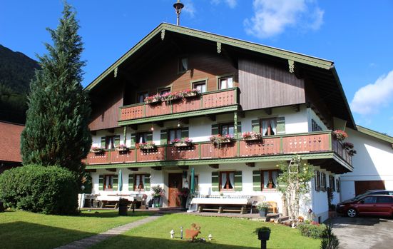 Hausansicht von vorne im Sommer