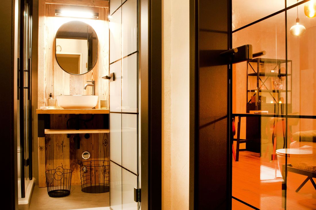 Eingangsbereich und Badezimmer in der Ferienwohnung Waldgeflüster