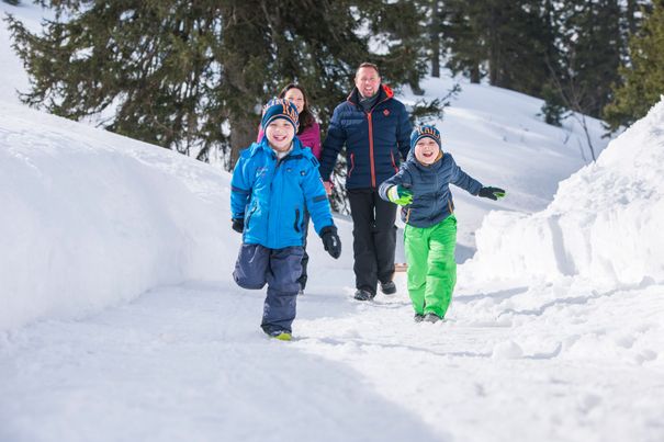 Familienwanderung im Winter