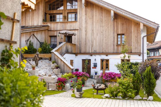 Göllner Hof, Ansicht mit Grillplatz und Terrasse im EG