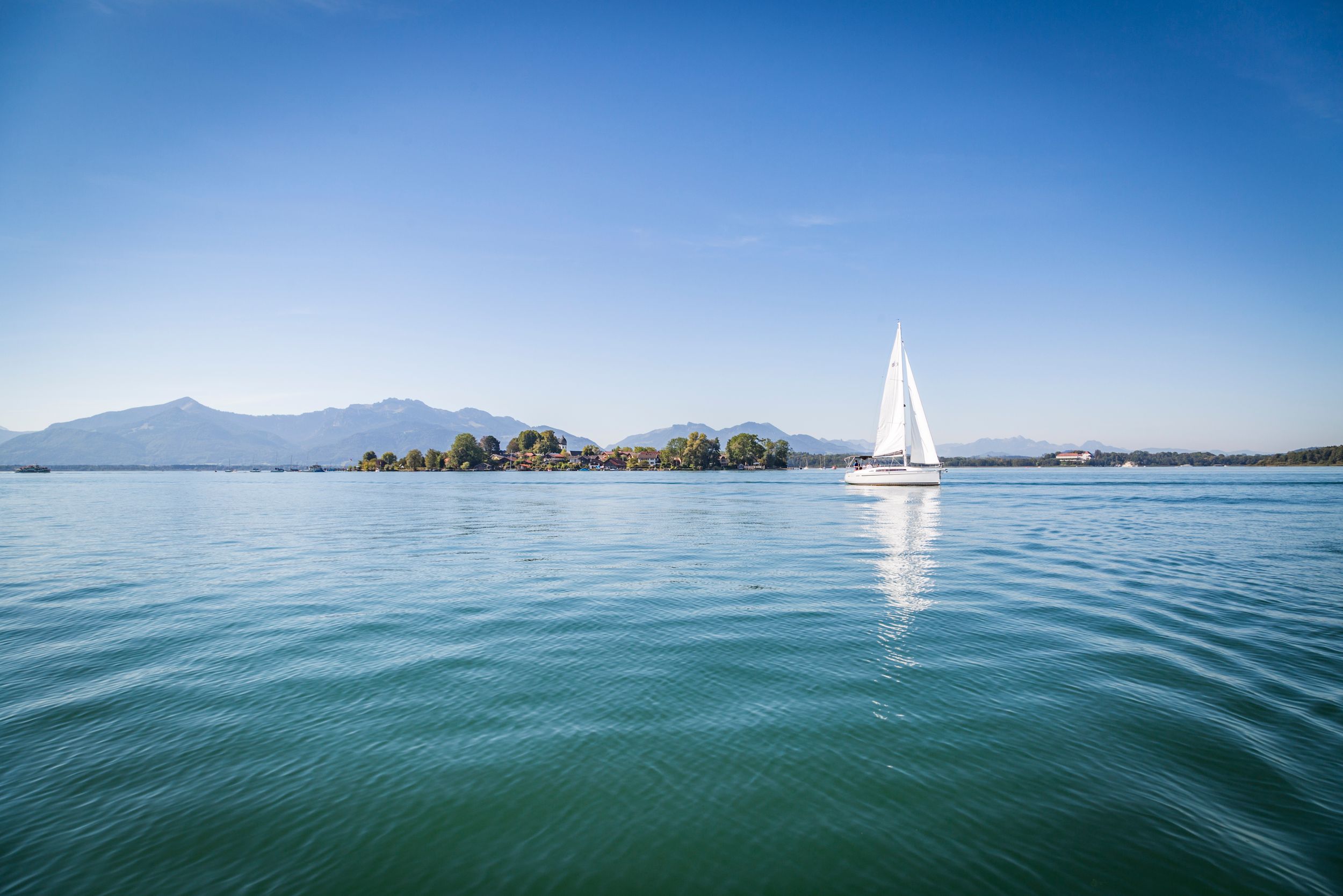 fahrendes Segelboot auf dem Chiemsee