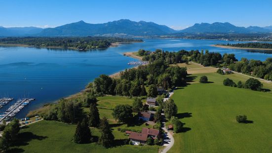 Luftbild mit der Ferienwohnung ChiemseeTraum im Vordergrund