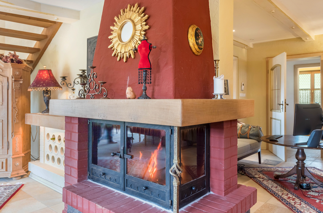 Kamin im offenen Wohnzimmer