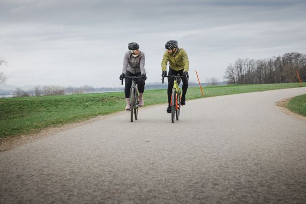 Paar beim Radfahren am Chiemsee