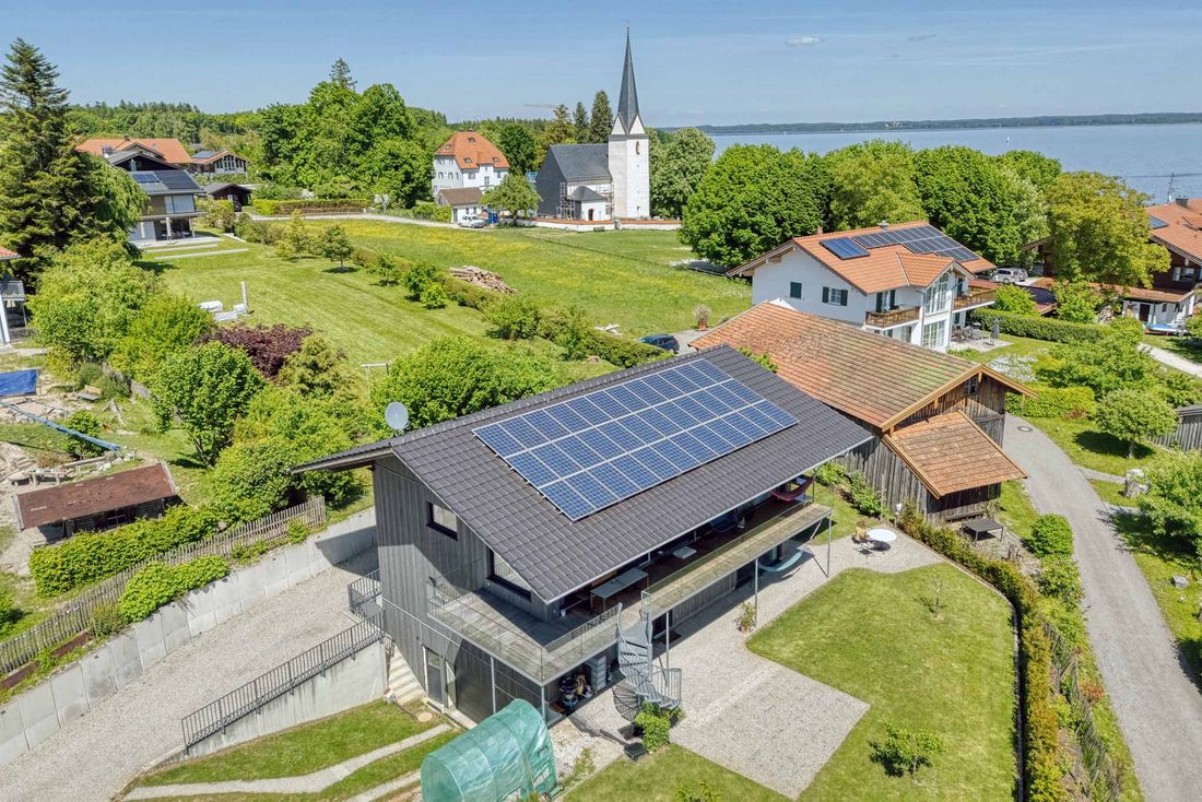 "Blick von der nachhaltigen Ferienwohnung Lieblingseck in Gstadt über den Chiemsee"
