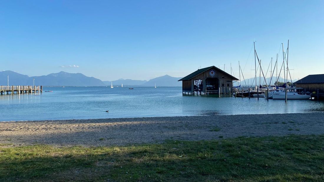 Strand gegenüber Feriendomizil mit Dampferanlegestelle Seebruck