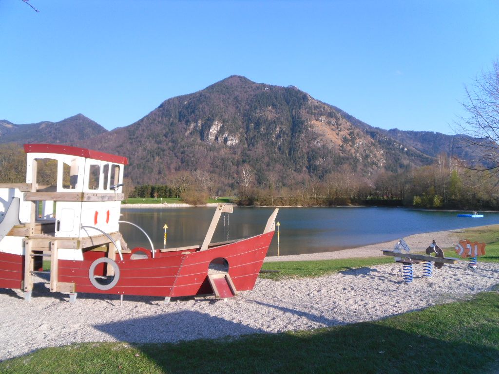 Reifinger Badesee mit Blick zum Schnappenberg 1.100m
