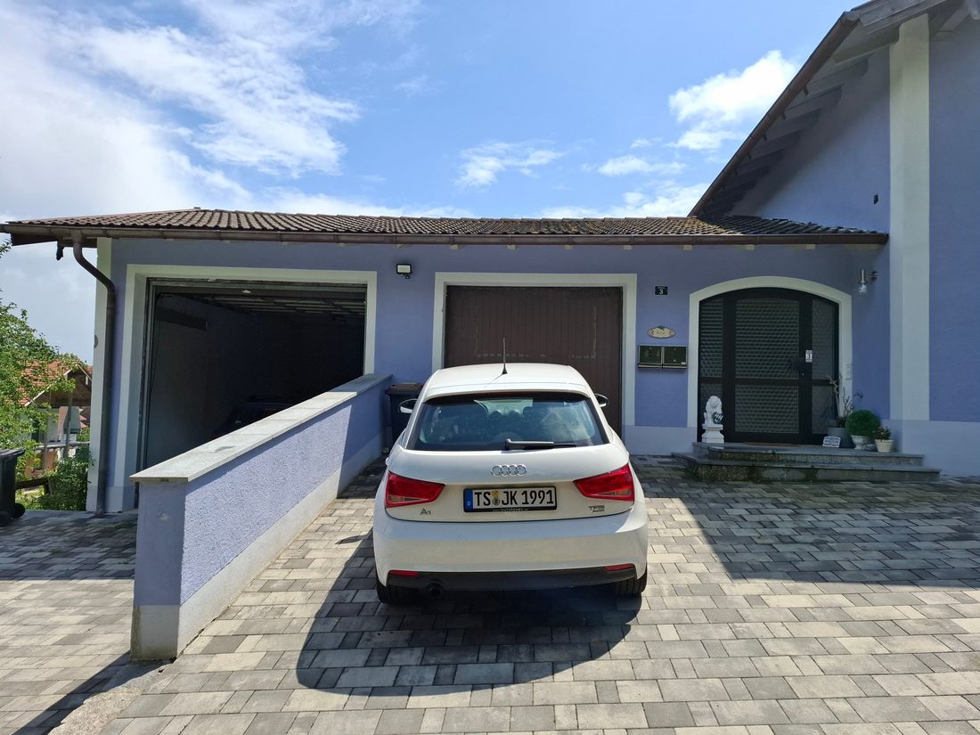große Garage und Stellplatz