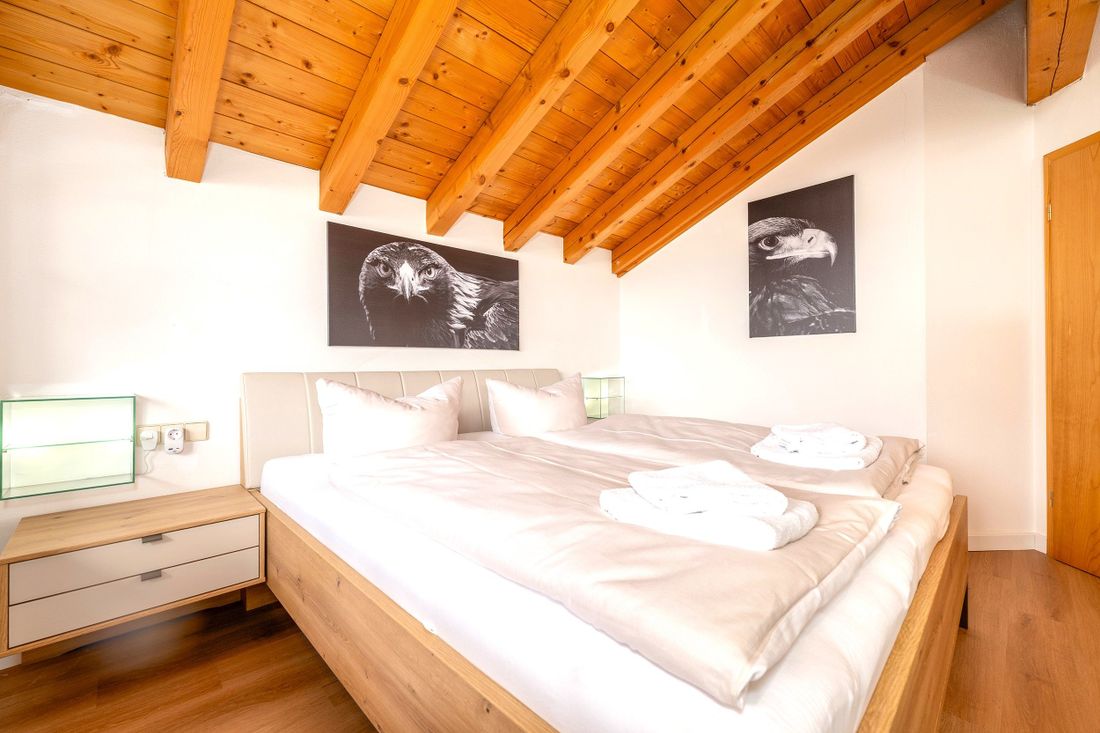 Schlafzimmer mit großem Doppelbett