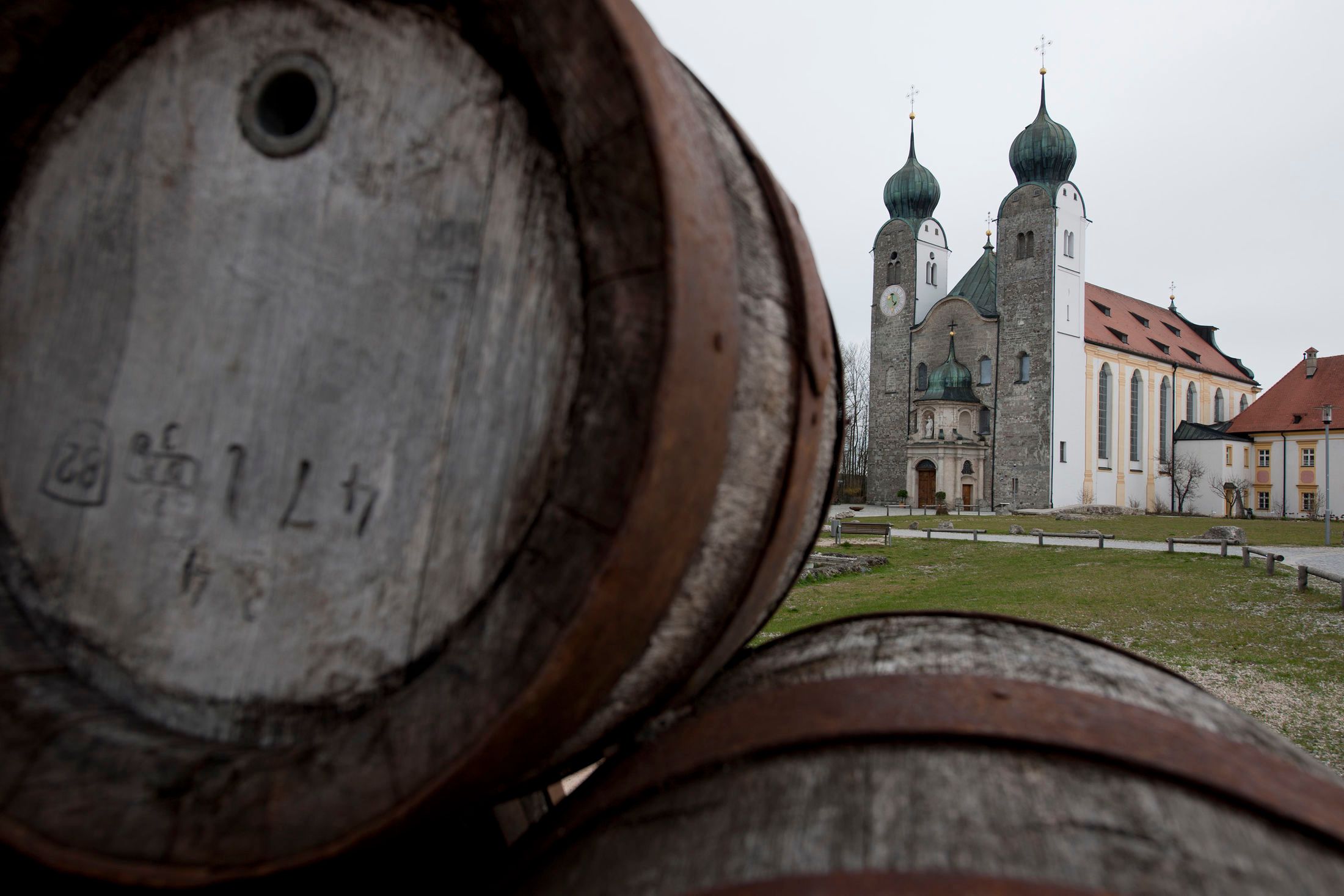 Fassl Bier und Stiftskirche