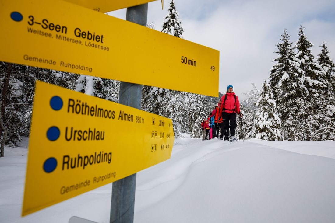 Wegweiser im Schnee
