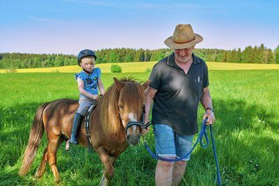 Ponyreiten mit unserem Hansi
