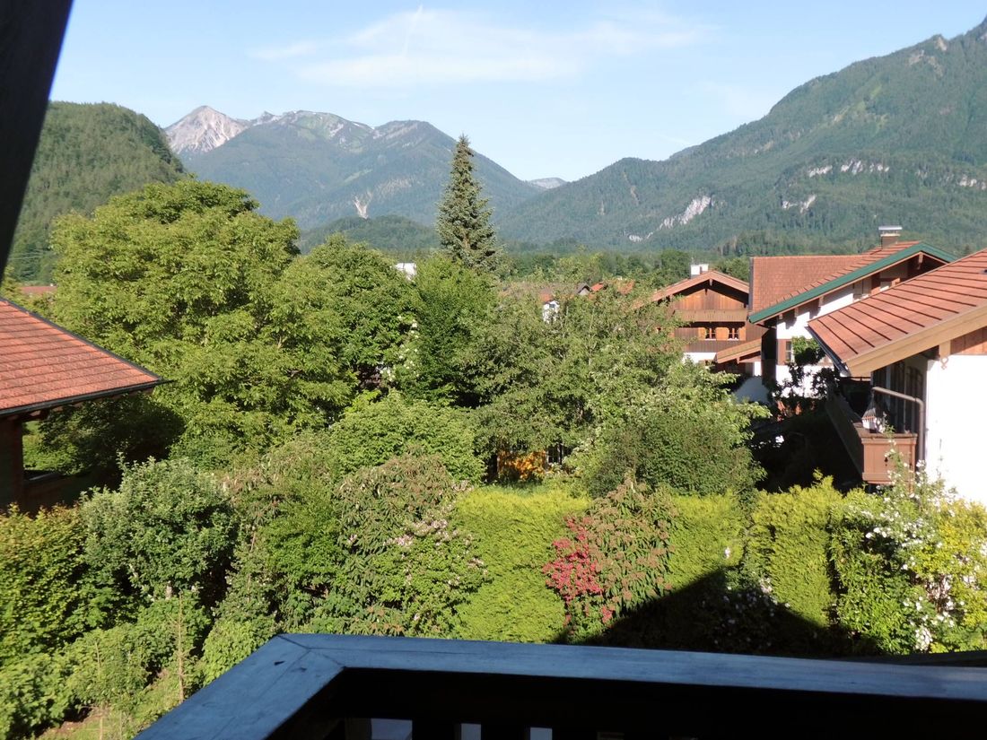 Ausblick vom Balkon ins Achental und Geigelstein
