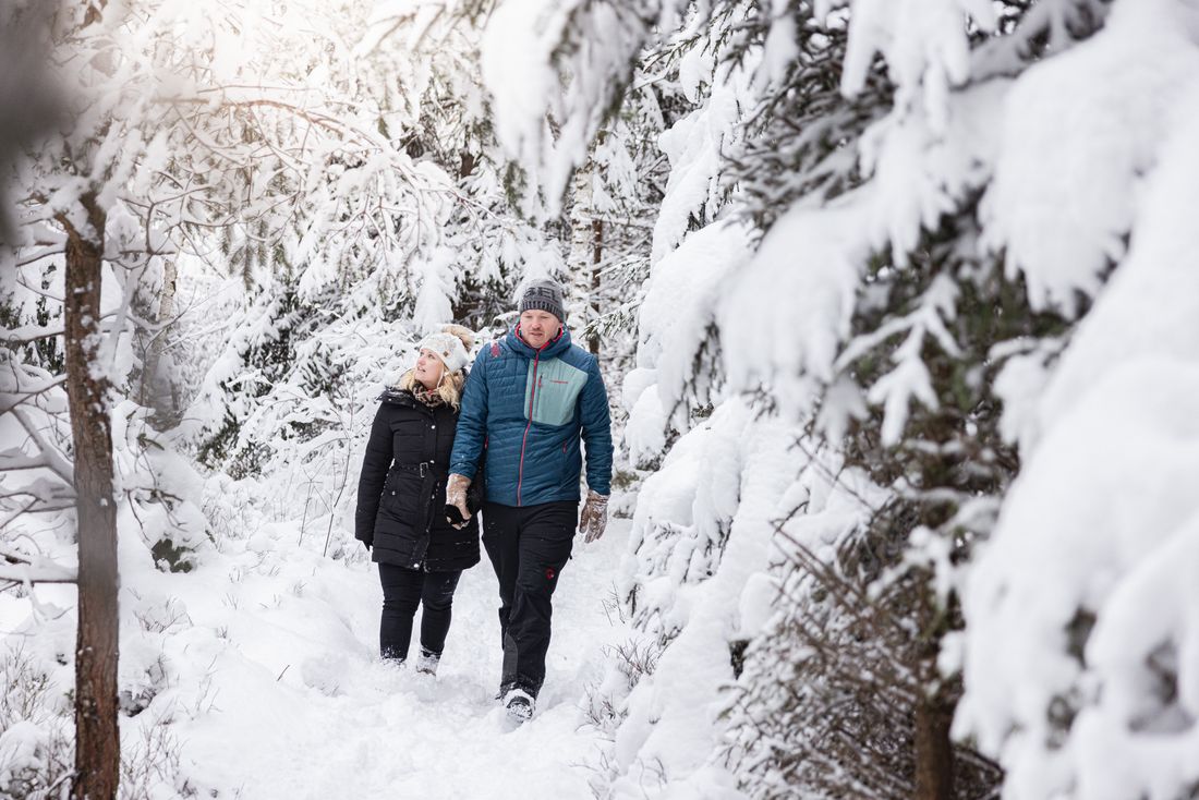 Pärchen beim Winterwandern