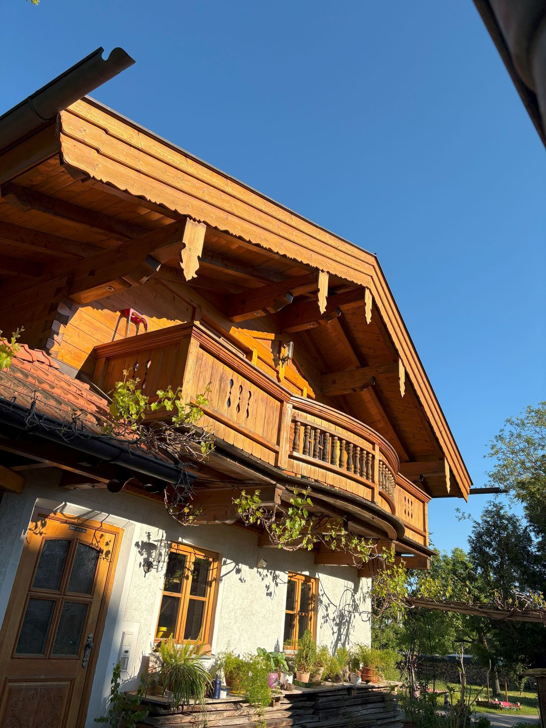 Hausansicht mit Balkon