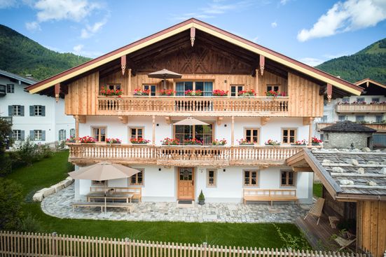 Stirnseite Bauernhaus Sommer mit Sonnenschirmen