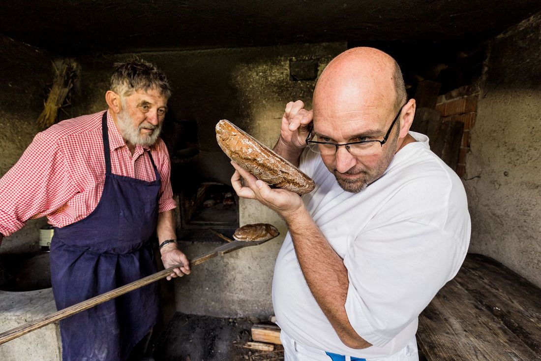 Brotbacken im Bauernhofmuseum z'Hof