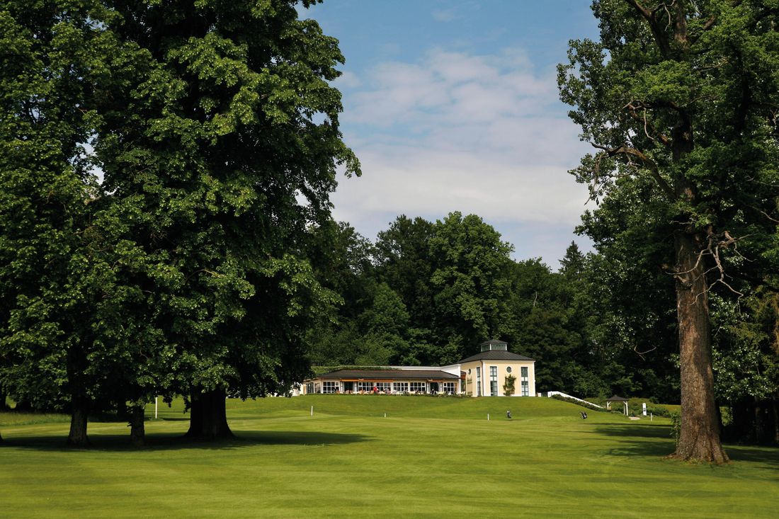 bahn-18-blick-auf-clubhaus